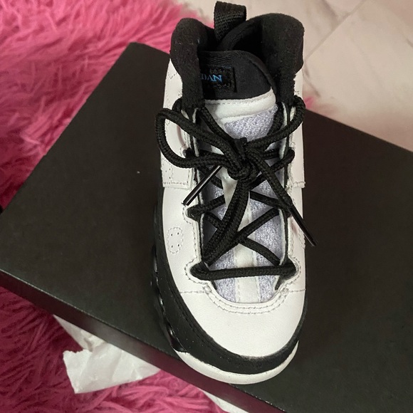 Sneakers - Picture 2 of 3